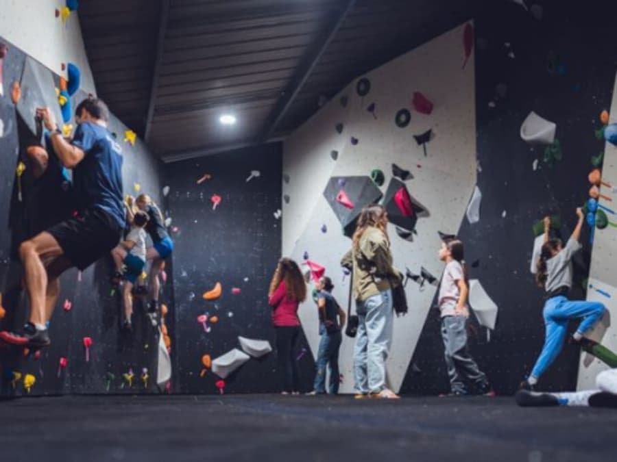 Séance d'escalade en équipe à Toulon Ouest (83)