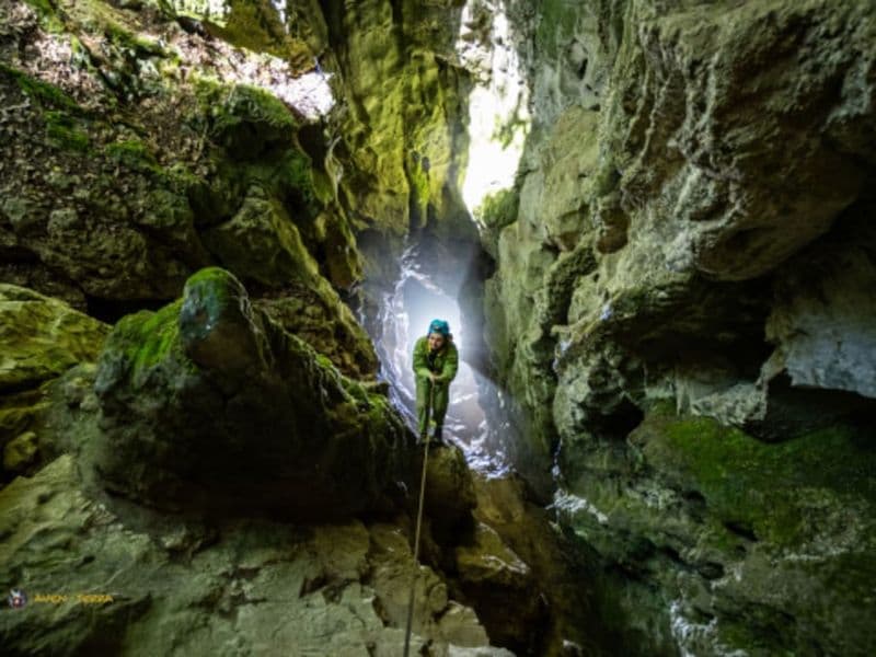 Spéléologie dans la Grotte des Deux-Avens (07)