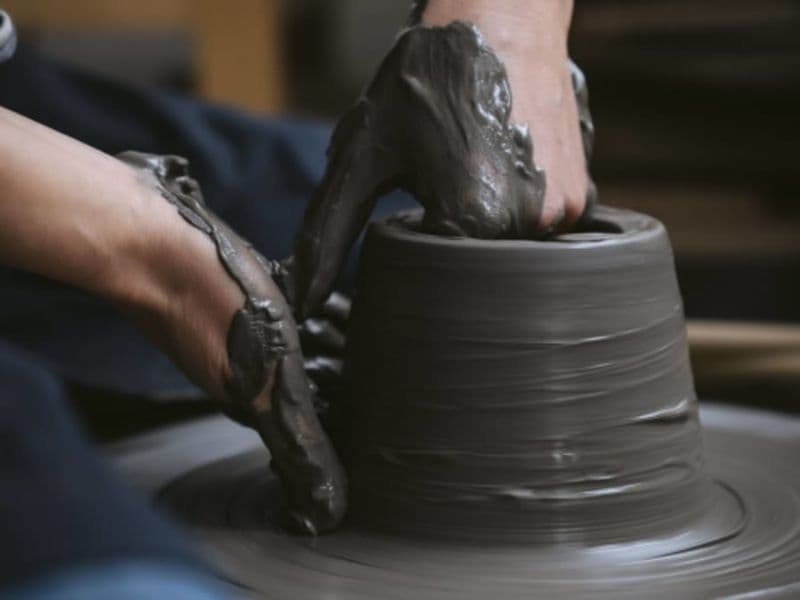 Atelier tournage en poterie à Paris 19ème