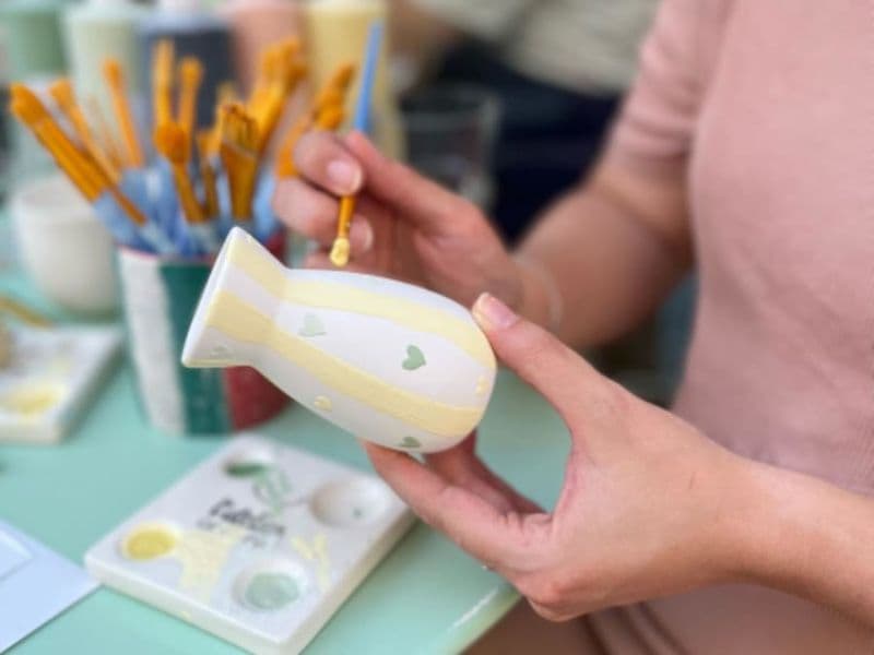 Atelier peinture sur céramique & goûter à Paris 3ème