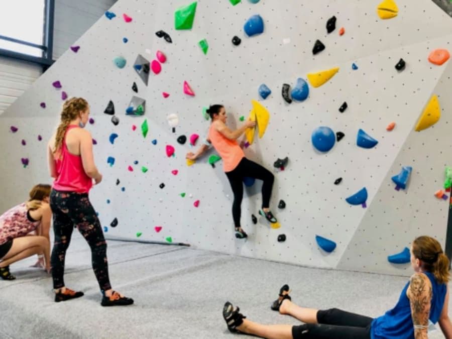 Séance d'escalade en équipe à Toulon centre (83)