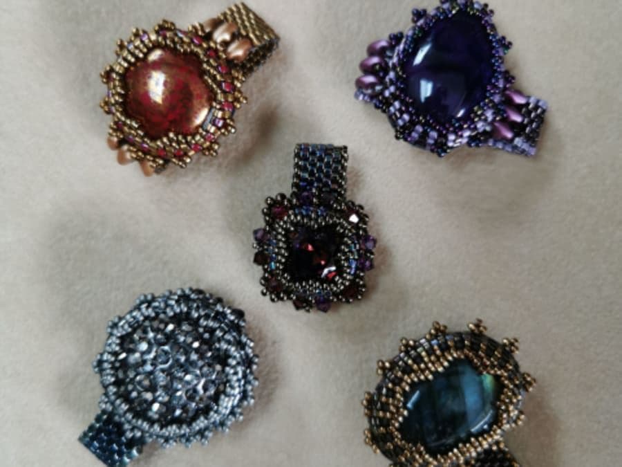 Atelier création bijoux en perles brodées proche de Lyon (69)