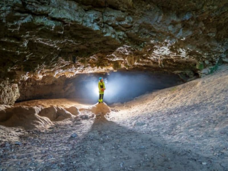 Spéléologie dans la Grotte Aven Cordier (07)