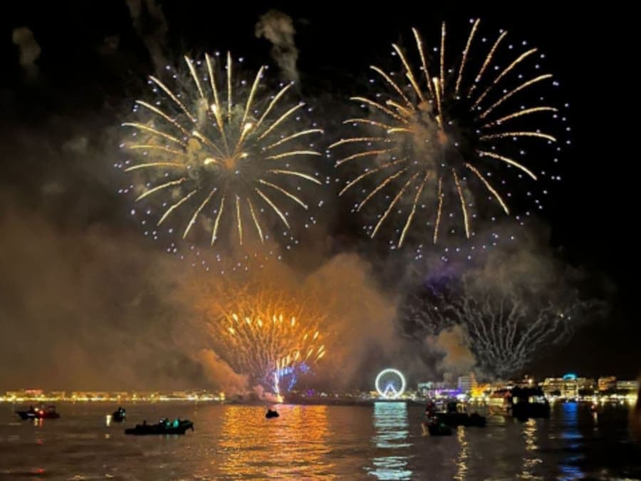 Soirée en catamaran dîner et feu d'artifice depuis Hyères (83)