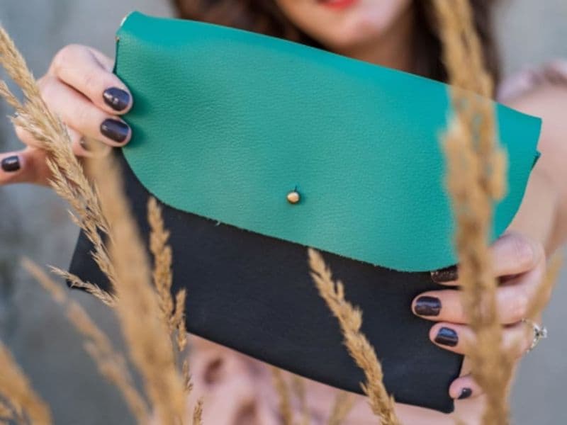 Atelier pochette en cuir à Annecy (74)