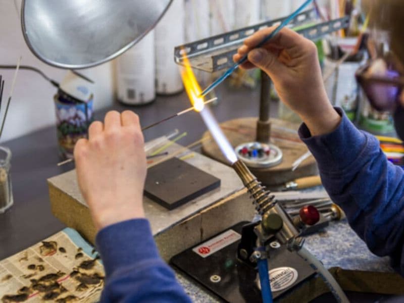 Atelier soufflage de verre "Bijoux et perles" à Gahard (35)