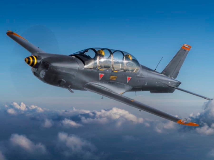 Vol à bord d'un avion de l'armée de l'air à Pontoise (95)