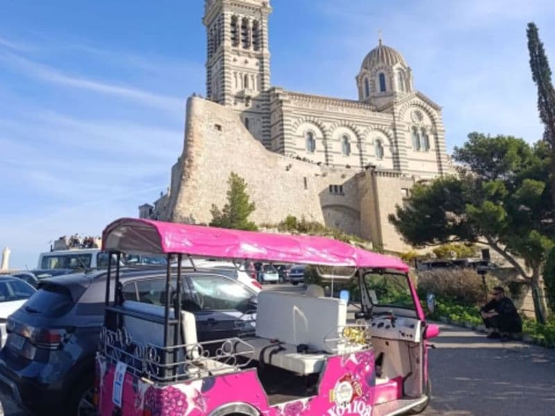 Balade en Tuktuk autour de Notre Dame à Marseille (13)