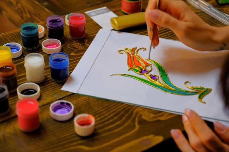 Istanbul : atelier de peinture traditionnelle sur verre