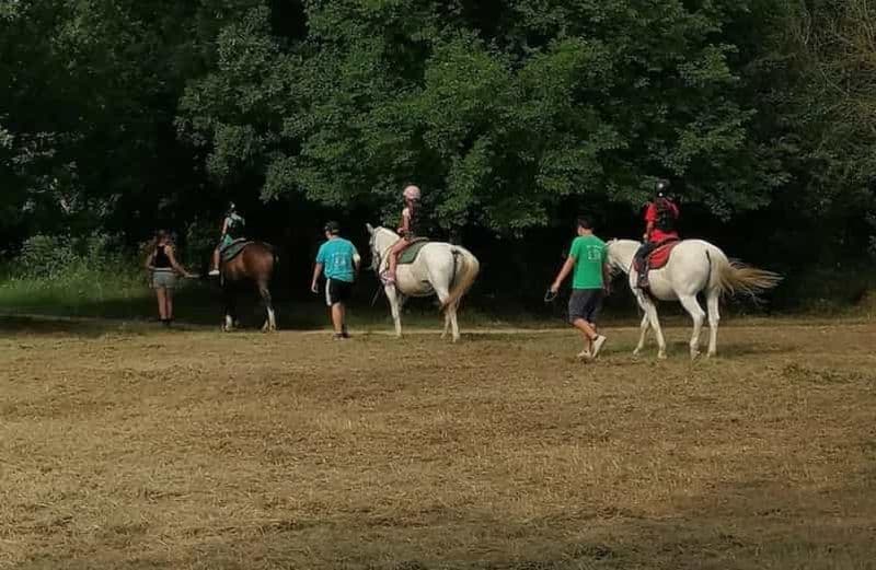 Promenade à cheval le long de la rivière Adige à Vérone