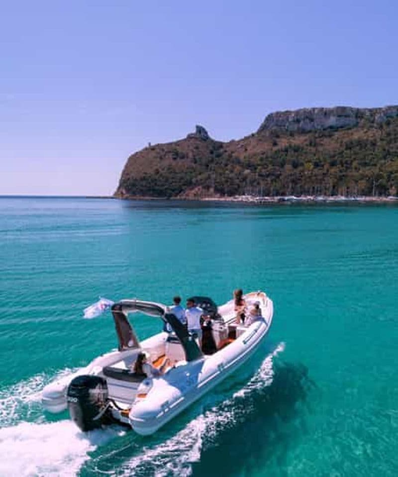 Tour en bateau dans le golfe de Cagliari ; arrêts baignade, plongée avec tuba, boissons et collation