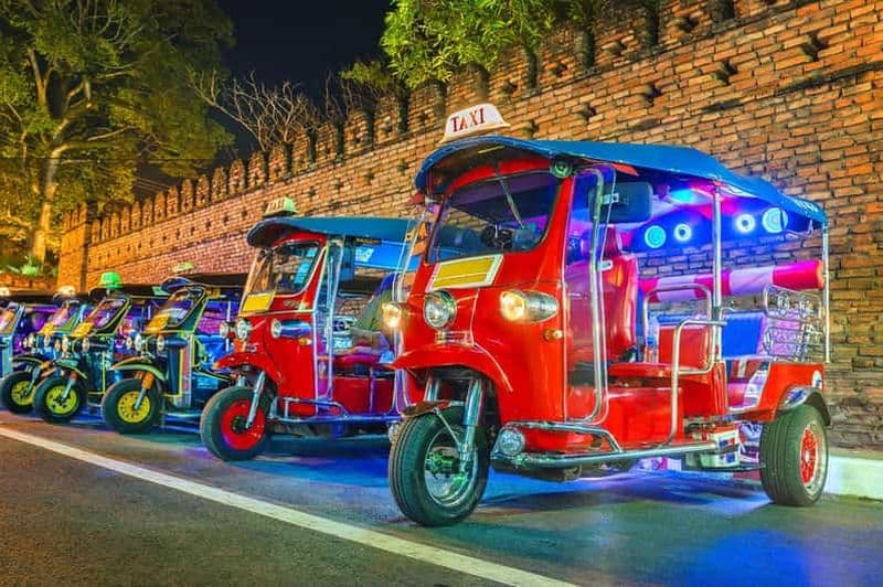 Billet Chiang Mai : Visite nocturne des temples et de la cuisine de rue en tuk tuk