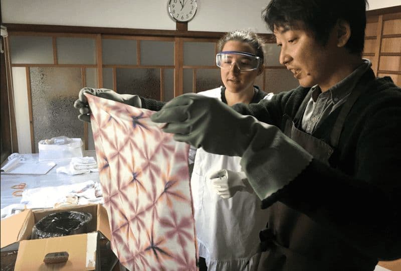 Kyoto : Atelier de teinture d'étole Shibori (option taxi)