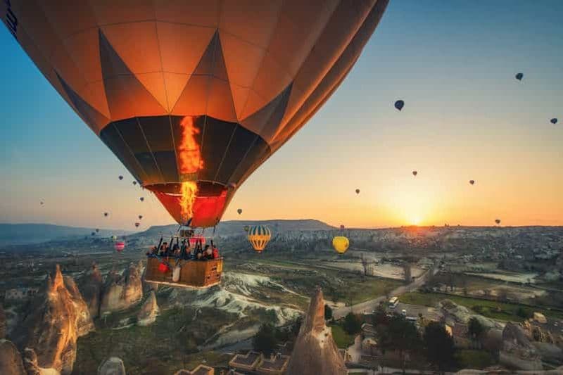 Au départ d'Antalya : Circuit de 2 jours en Cappadoce, hôtel troglodyte et montgolfière