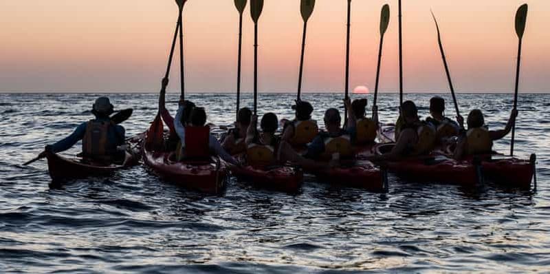 Santorin : Kayak de mer au coucher du soleil avec dîner léger