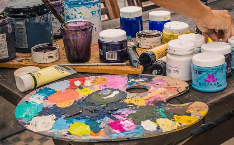 Malaga peint un autoportrait pop