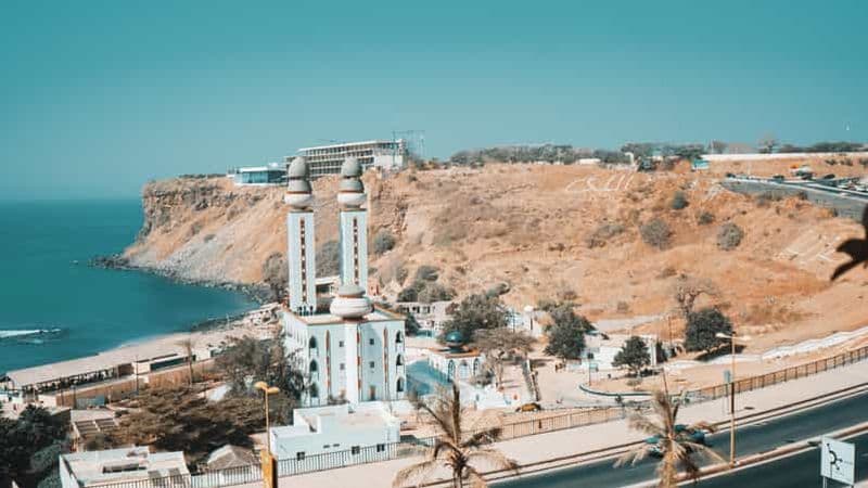 Visitez les monuments, les mosquées, les marchés et les cathédrales de Dakar.
