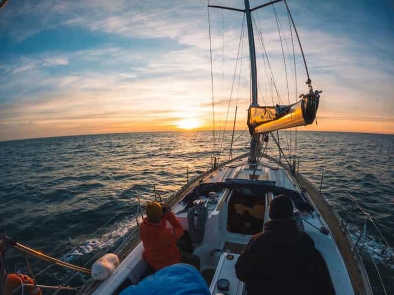 Catane : Excursion à la voile sur la Riviera des Cyclopes avec apéritif