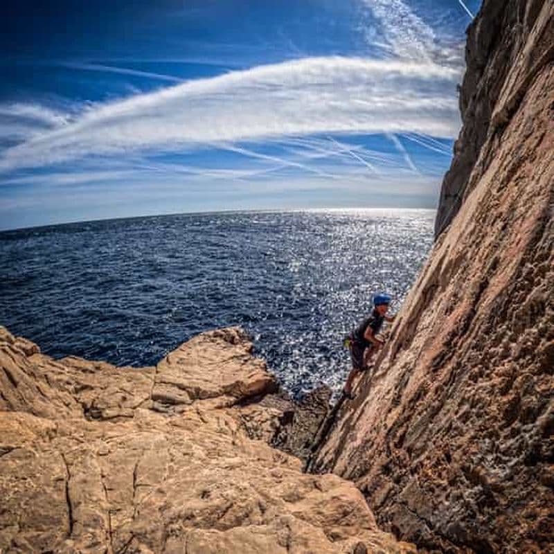 Séance de découverte de l'escalade dans les Calanques près de Marseille