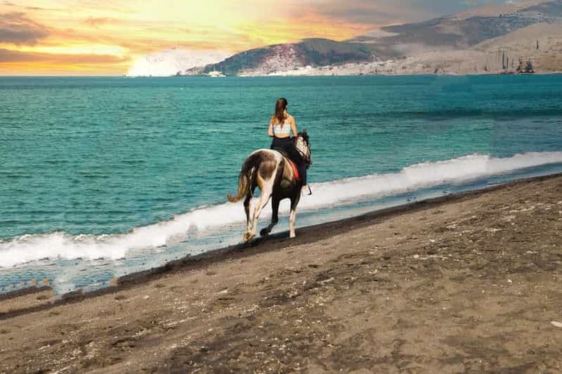 Santorin : balade à cheval au coucher du soleil avec photos professionnelles