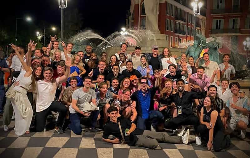 Tournée des bars internationaux à Paris avec shots gratuits et jeux amusants