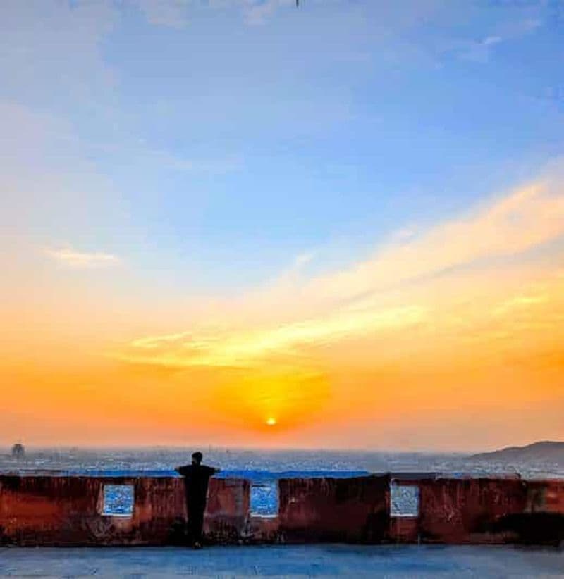 Randonnée/trekking/promenade dans la nature avec vue sur le lever du soleil, observation des oiseaux et vue sur la ville