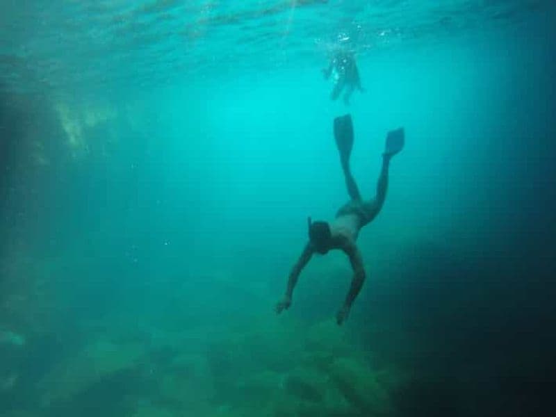 Tour en bateau pour la plongée en apnée dans les grottes