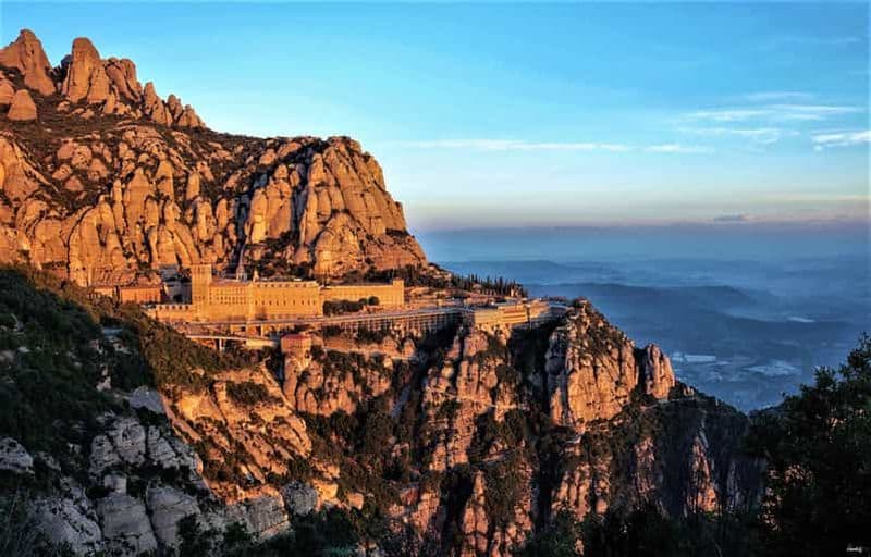 Billet Barcelone : visite de Sitges et du monastère de Montserrat avec randonnée facile