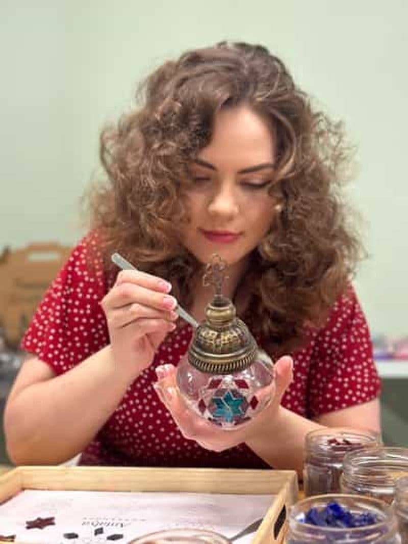 Vieille ville d'Antalya : atelier traditionnel de fabrication de lampes ou bougies en mosaïque