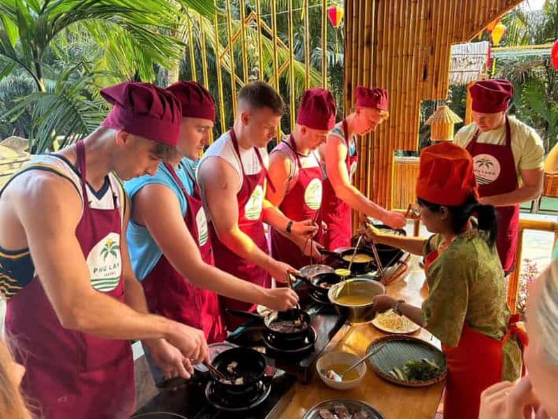 Hoi An : excursion en bateau-panier avec atelier de fabrication de lanternes et cours de cuisine