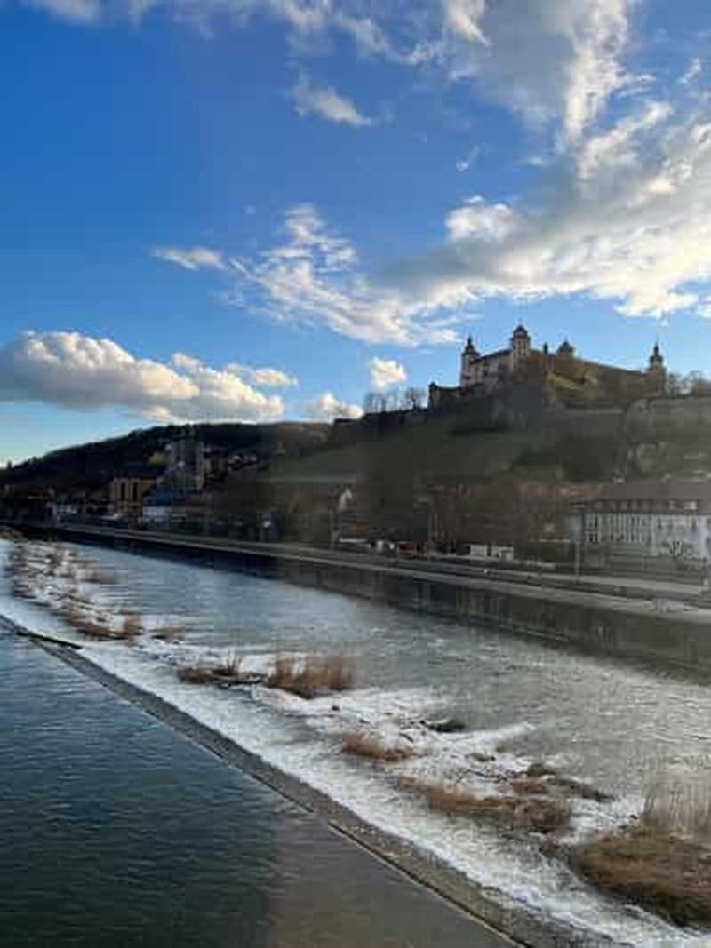 Visite guidée de la vieille ville de Würzburg avec dégustation de vin sur le vieux pont Mainbrücke