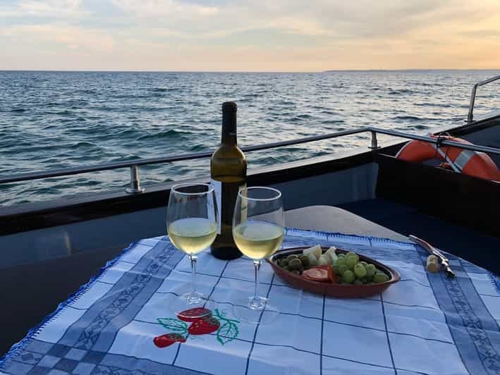Au départ de Portimão : Excursion en bateau au coucher du soleil avec du vin
