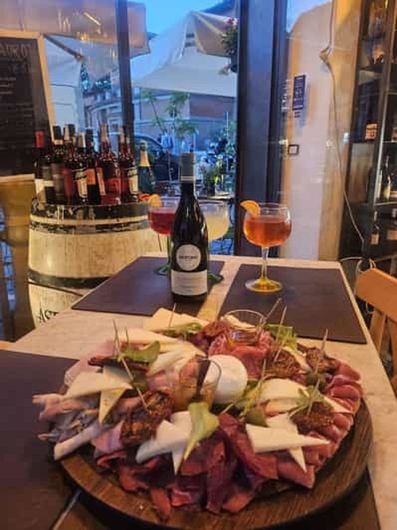 Rome : un authentique apéritif italien avec vin, fromage et salami