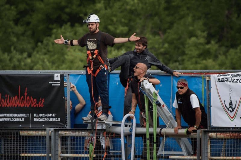 Rome : Excursion d'une journée de saut à l'élastique dans les Abruzzes avec transferts