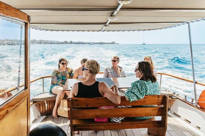 Santorin : Tour en bateau traditionnel en bois avec repas et vin