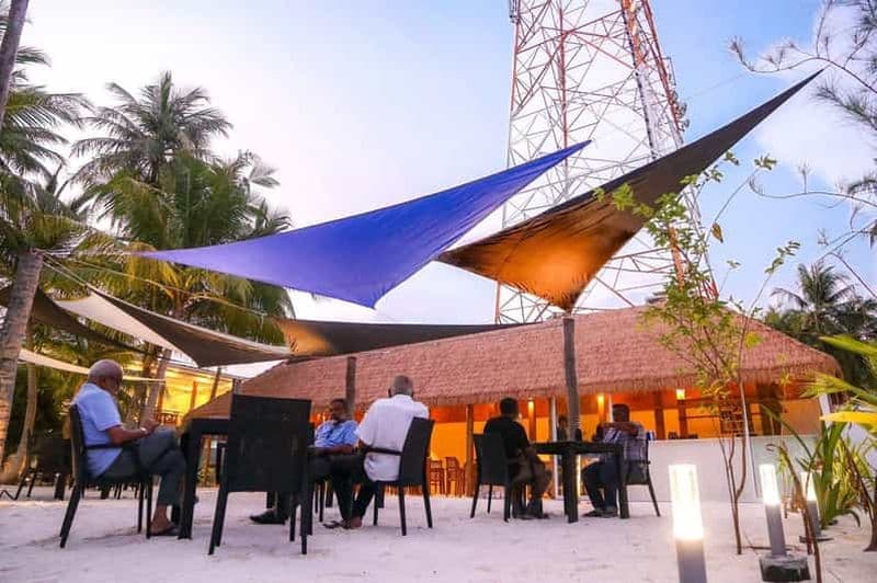 Aéroport de Velana : Excursion d'une journée sur l'île de Thulusdhoo, paradis du surf