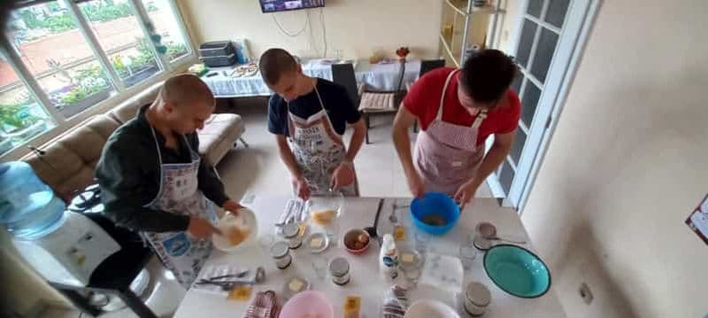 Cours de cuisine à Sofia : crêpes au levain, vin et culture
