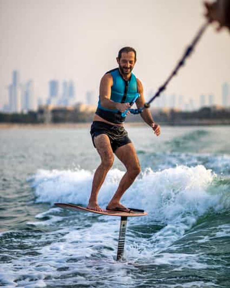Wake Foiling Jumeirah : Réservez votre prochaine expérience !