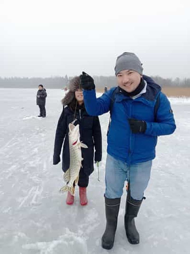 Depuis Helsinki : Pêche sur glace au lac Bodom avec repas et boissons