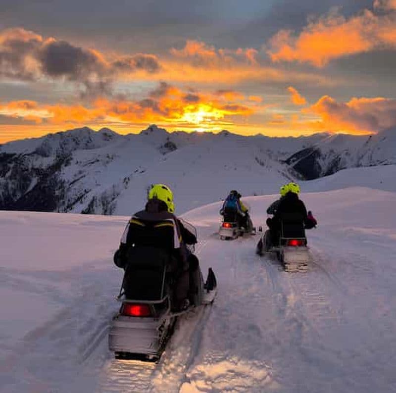 Alpes : Excursion en motoneige au coucher du soleil avec apéritif à Foppolo