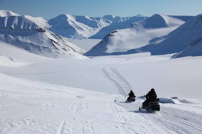 Longyearbyen : Excursion en motoneige à Barentsburg avec déjeuner