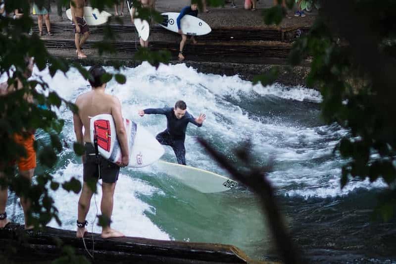 Munich : Un enterrement de vie de garçon aventureux avec le surf - Munich