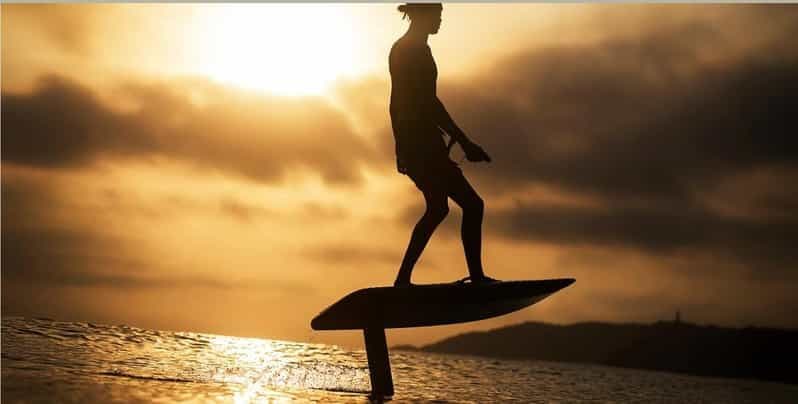 Sensations du vol au dessus de l'eau - Location e-foil accompagnée