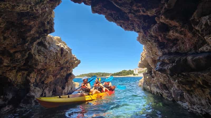 Pula : Excursion en kayak dans les grottes, plongée en apnée et saut d'île