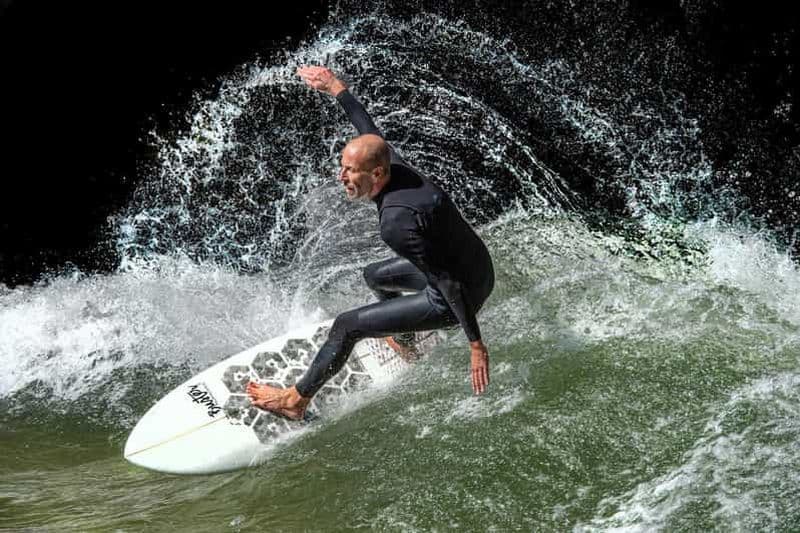 Eisbachwelle : Surf au centre de Munich - Allemagne