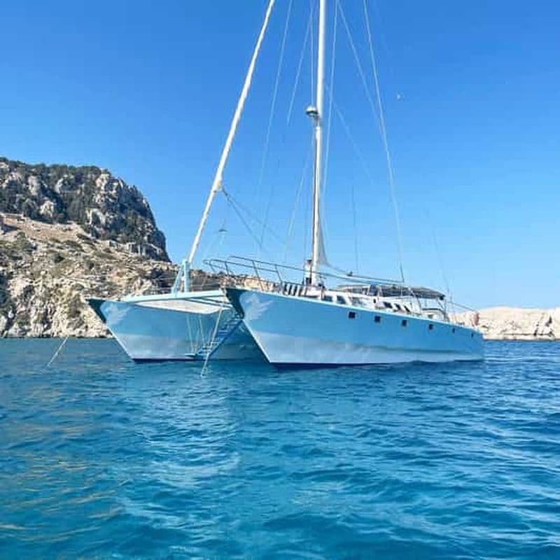 Au départ de Rhodes : Croisière en catamaran d'une demi-journée avec arrêts baignade