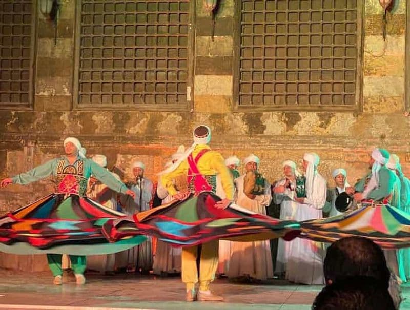 Le Caire : Spectacle de la troupe de danse Tanoura du patrimoine égyptien