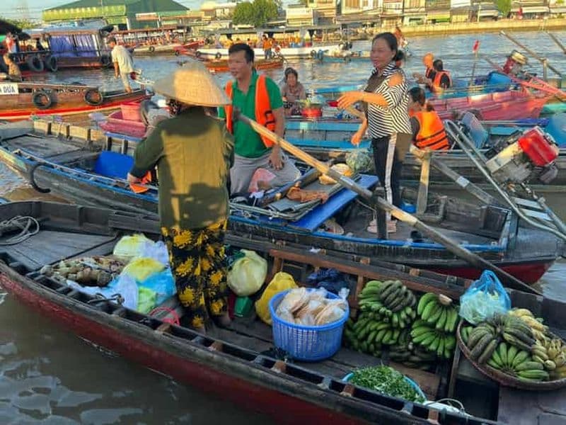 Visite de groupe : Marché flottant, usine de nouilles de riz et cacao ...
