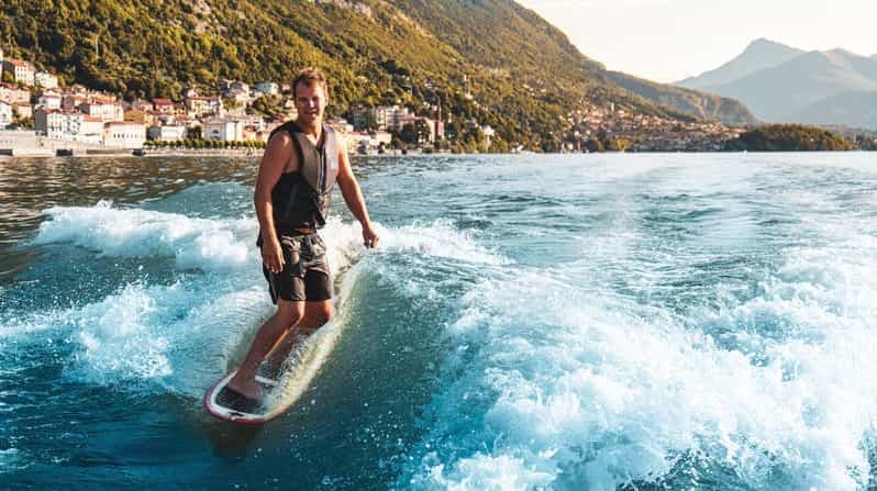 Expérience de wakeboard ou de wakesurf en bateau privé sur le lac de Côme.