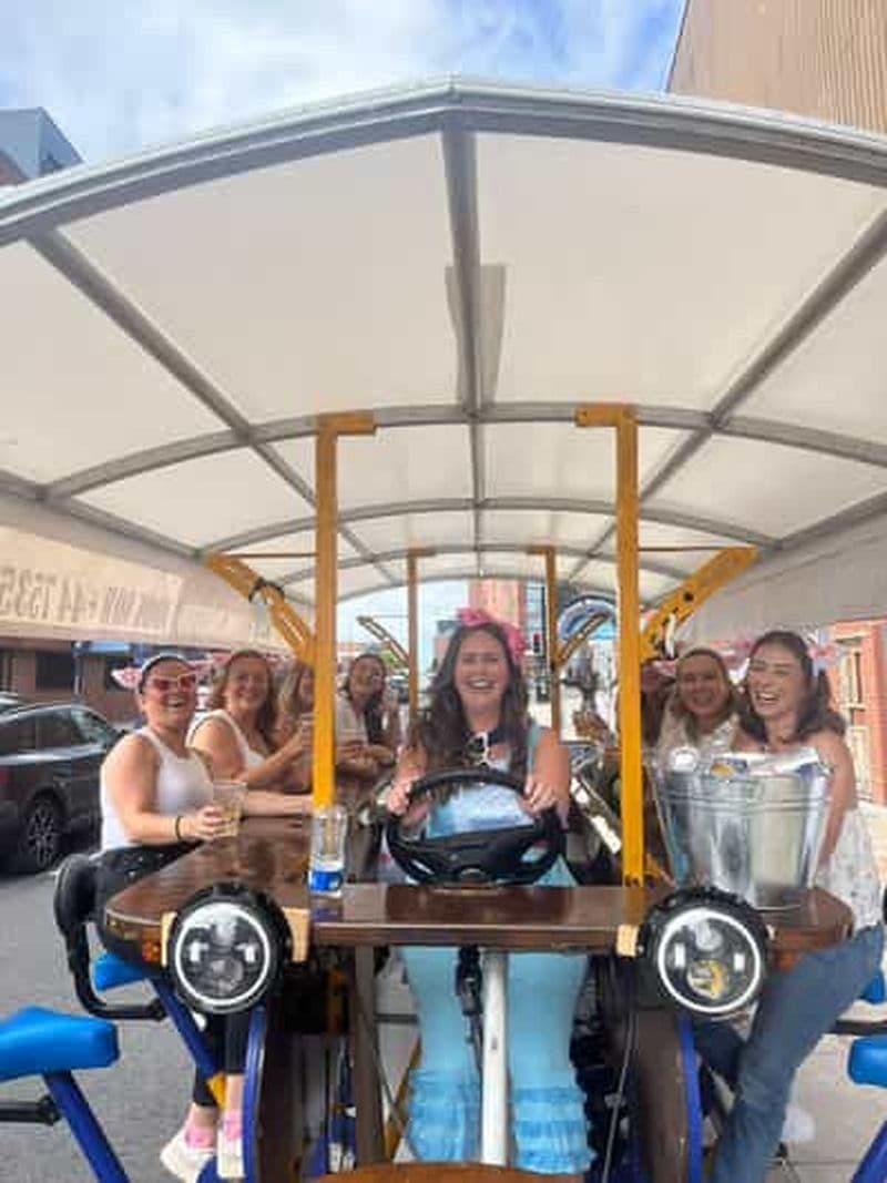 Newcastle : visite en vélo-bar avec musique et boissons incluses